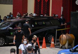 Fãs choram em chegada do corpo de Marília Mendonça para velório em ginásio de Goiânia