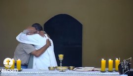 VÍDEO: Fiel sobe ao altar durante missa e abraça padre após saber da morte do neto; assista