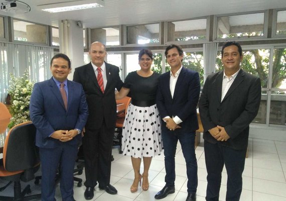 Deputados e governador participam de transmissão de cargo do novo reitor da Ufal
