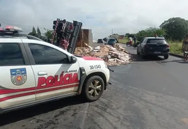 Carga de cerâmica é destruída após tombamento de caminhão na AL-115
