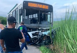 Ônibus e carro batem de frente e deixam dois mortos em Porto Calvo