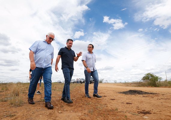 Governador e donos da Natville visitam terreno onde será instalada nova fábrica