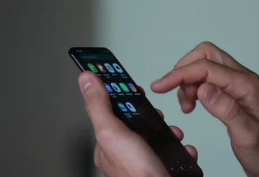 Golpe digital mira segurados com falso app de reembolso do INSS