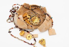 Joias de ouro revelam riqueza do período abássida na Arábia