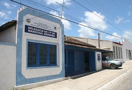 Homem é assassinado com seis tiros dentro de veículo em Marechal Deodoro