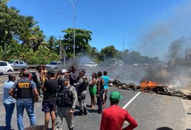Moradores bloqueiam AL-101 Sul em protesto contra BRK
