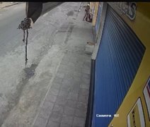 VÍDEO: mulher é agredida com socos e chutes durante assalto em plena luz do dia em Arapiraca