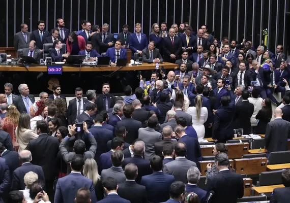 Deputados aprovam urgência para votação da anistia dos atos de 8 de janeiro