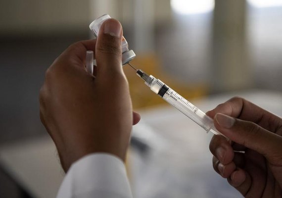 Câmara aprova texto-base de projeto sobre compra de vacinas pelo setor privado