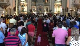 Fiéis lotam Catedral Metropolitana durante missa em honra à Nossa Senhora dos Prazeres