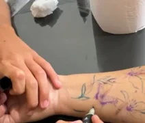 Cicatrizes ganham novas histórias com tatuagens gratuitas em Maceió