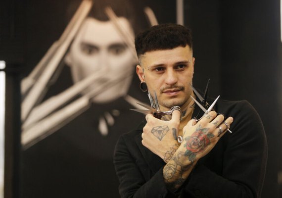 Viral: barbeiro usa “jeitinho” para cortar o cabelo de criança autista e conquista a internet