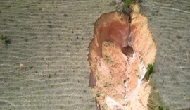 “Nosso caso foi exclusivamente ambiental”, diz Defesa Civil de Branquinha após erosão abrir cratera