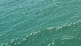 Bombeiros resgatam garoto de 12 anos que ficou à deriva no mar em Maceió