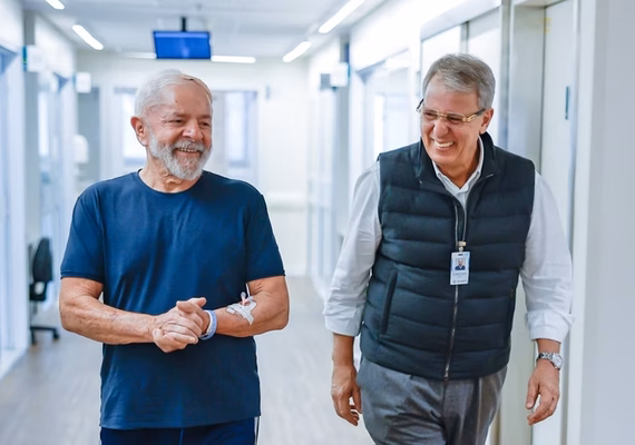 Lula posta vídeo caminhando por hospital: “Fiquem tranquilos”
