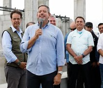 Durante evento com presença de Bolsonaro, Lira promete um botijão de gás por mês a beneficiários
