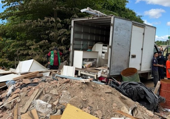 Alurb apreende caminhão que realizava descarte irregular na Santa Lúcia