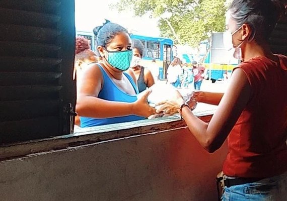 Leite em pó da CPLA é distribuído em comunidades carentes de Maceió