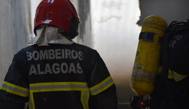 Bombeiros combatem incêndio em estabelecimento comercial em Maceió