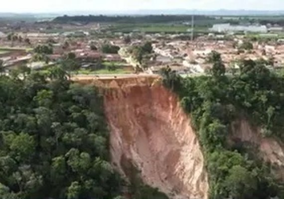 Cratera avança e ameaça casas, gerando medo em Rio Largo