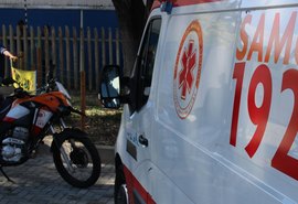 Acidente entre carro e moto deixa uma pessoa ferida na Av. Fernandes Lima, em Maceió
