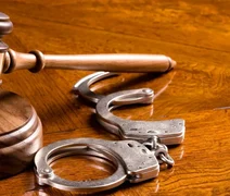 Júri julga madrasta por jogar enteado do quarto andar em Maceió