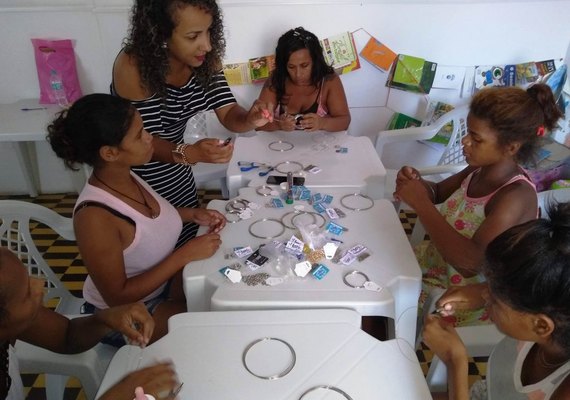 Usuárias da Semas participam de oficina bijuterias