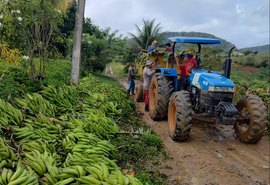 Após fortes chuvas, prefeitura disponibiliza maquinário para pequenos produtores