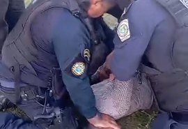'Meu Deus eu vou morrer': homem é imobilizado com violência por agentes municipais; veja vídeo