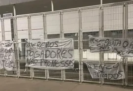 Torcedores do ASA cobram elenco e diretoria em protesto no estádio