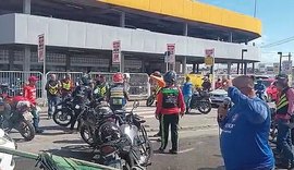 Mototaxistas realizam protesto e deixam trânsito lento no Jacintinho
