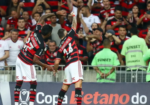 Arrascaeta decide e Flamengo avança para semifinal da Copa do Brasil