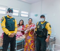 Emoção: agentes que socorreram mãe e gêmeas no dia do parto as reencontram no hospital
