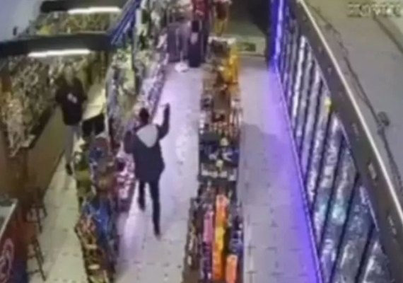 Revoltado com preço da cerveja, homem ataca comerciante com faca em SC