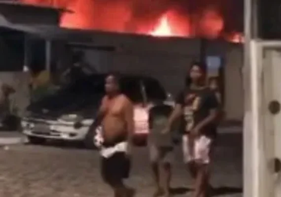 Casa repleta de entulho pega fogo e causa pânico no Benedito Bentes