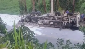 Carga de gesso interdita trecho da AL-104 após tombamento