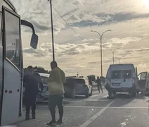 Engavetamento envolvendo seis veículos deixa feridos e causa congestionamento na AL-101 Sul