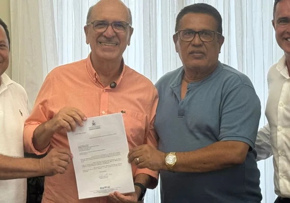 Ronaldo Lopes concede reajuste salarial recorde para professores da Prefeitura de Penedo
