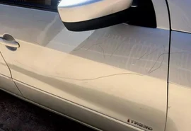 Vídeo: mulher se revolta após ver palavra “corno” riscada em seu carro
