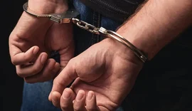 Suspeito de abusar da própria filha foge de casa e se entrega à polícia