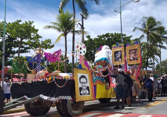 Bloco Pinto da Madrugada leva multidão para orla de Maceió