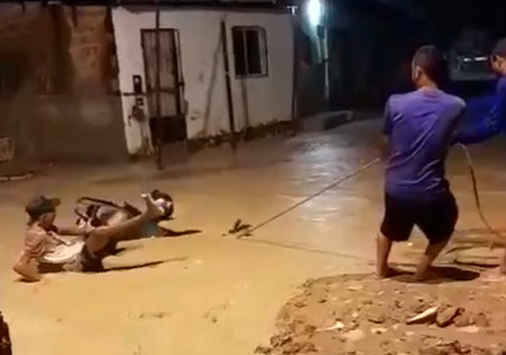 Vídeo: Motociclista cai em buraco durante enxurrada e é resgatado pela população, no Jacintinho