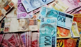 Brasileiros têm 70,5% da renda comprometida com contas a pagar, diz estudo da Serasa