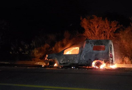 Ambulância que transportava pacientes pega fogo na BR-423
