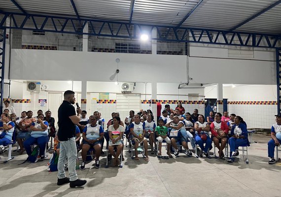 Delegado Thiago Prado conversa com mulheres sobre violência doméstica