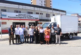 Associação de marisqueiras é beneficiada com entrega de transporte em Maceió