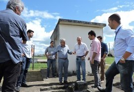 Casal visita obras para melhoria do abastecimento de água