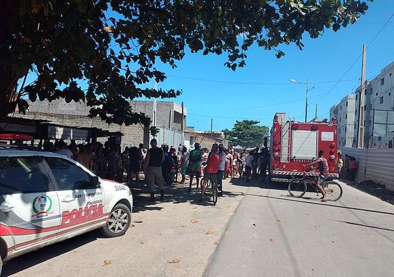 Moradores do Vergel do Lago protestam contra demolição de barracos da Orla Lagunar