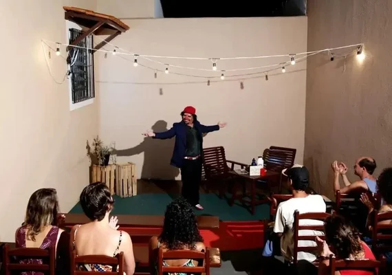 Arthur Martins apresenta monólogo Muquirana em Maceió