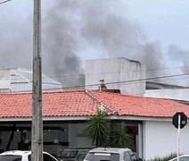 Estabelecimento pega fogo na parte alta de Maceió após curto circuito